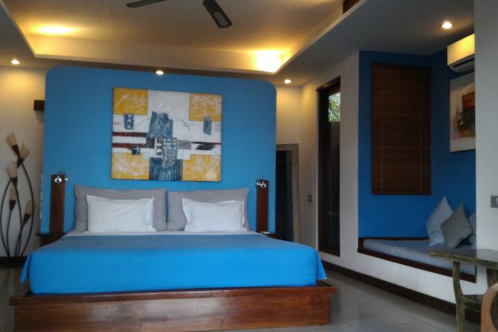 Room 6 of 25