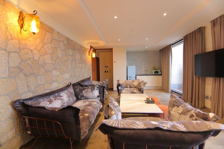 Room 108 of 190