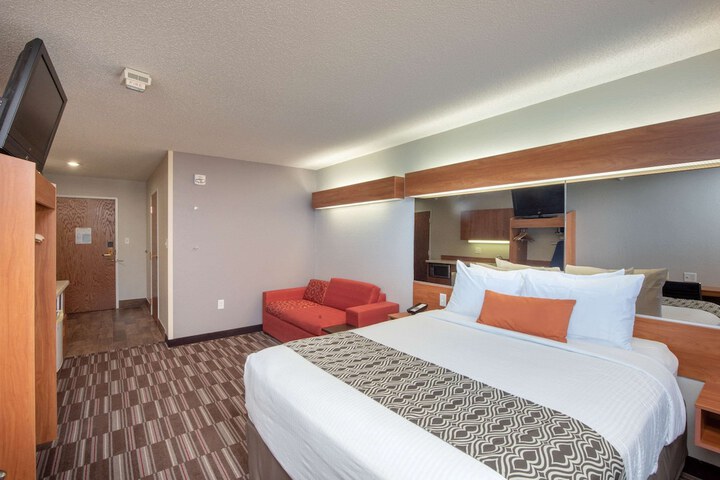 1 Queen Bed (9 of 23)