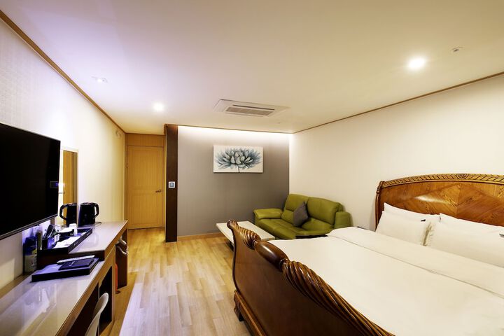 Room 7 of 49