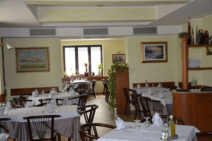Dining 4 of 7
