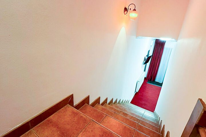 Room 52 of 191