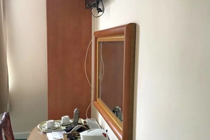 Room 7 of 12