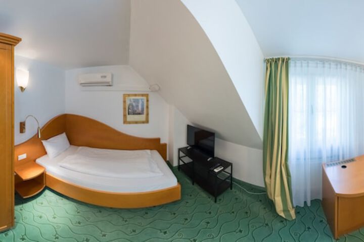Room 5 of 33