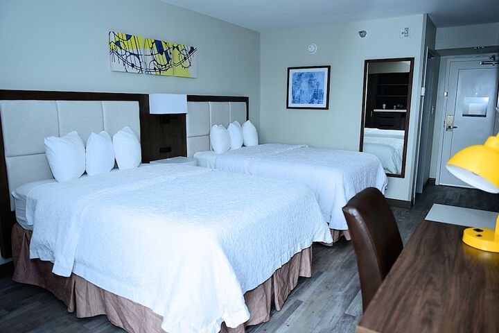 2 Double Beds Bathtub (7 of 12)
