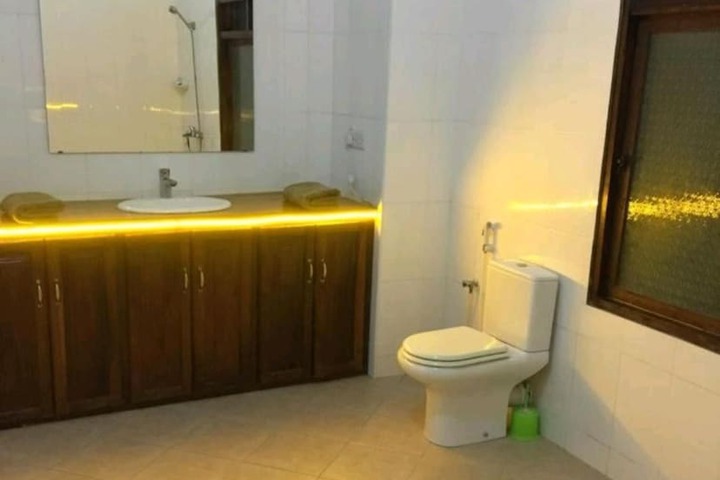 Room 5 of 12