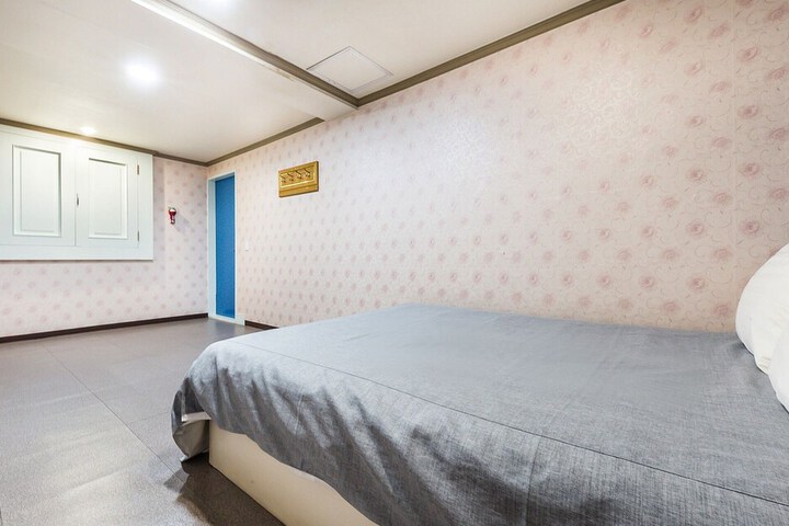 Room 12 of 12
