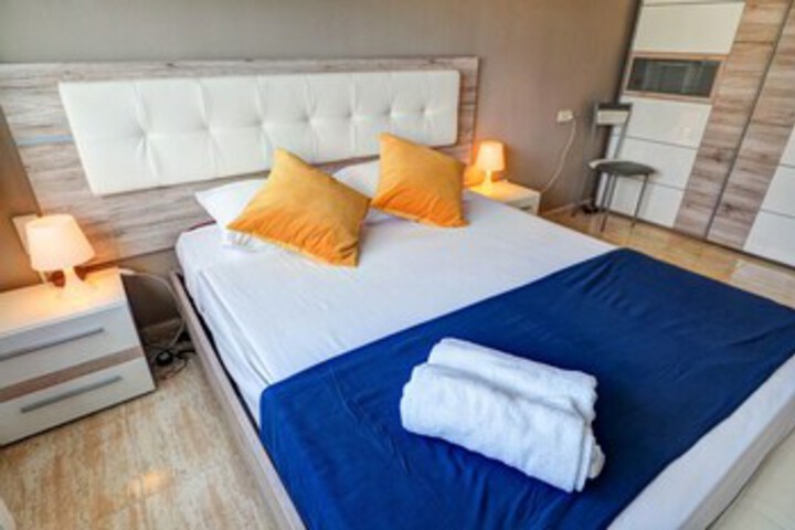 Room 6 of 15