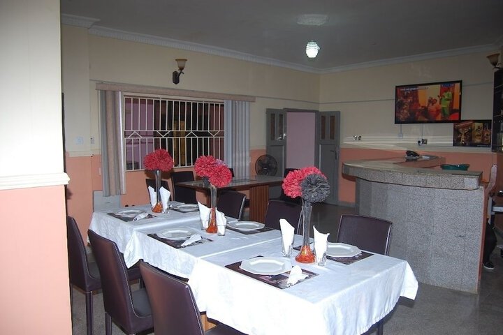 Dining 16 of 20