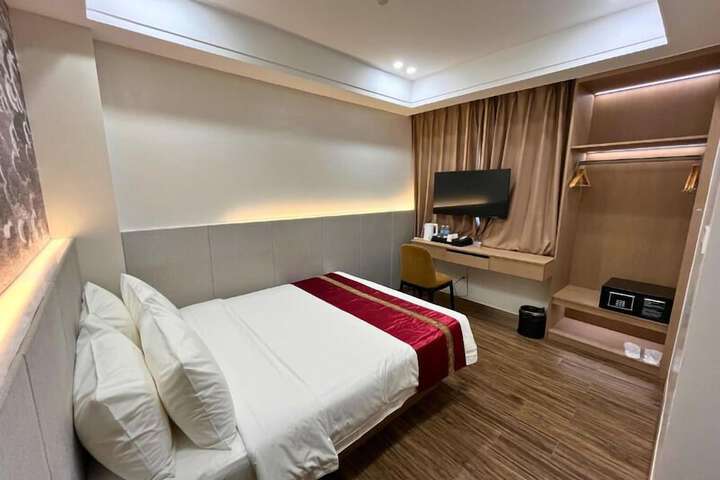 Room 3 of 38