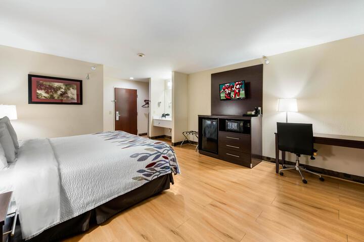1 King Bed (5 of 23)