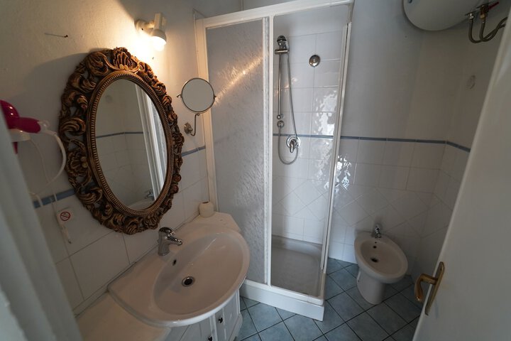 Room 10 of 16