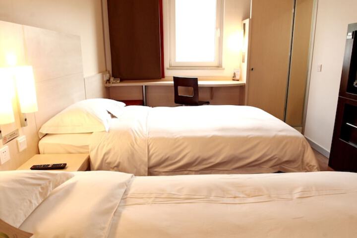 Room 6 of 40