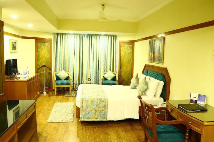 Room 6 of 18