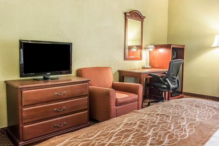 1 King Bed (4 of 11)