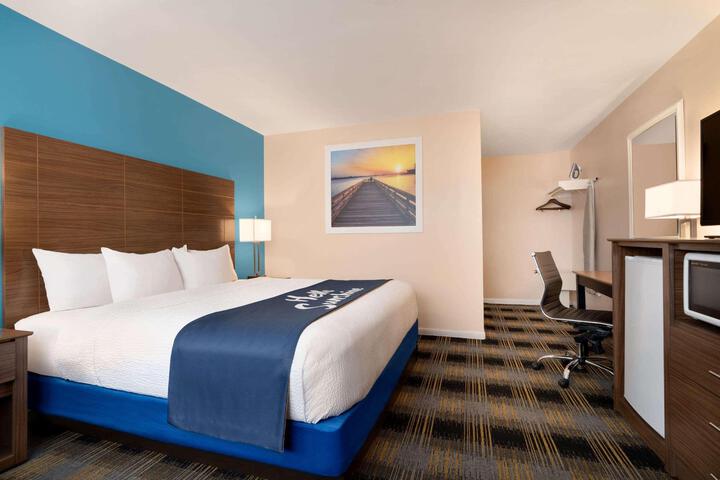 1 King Bed (2 of 7)