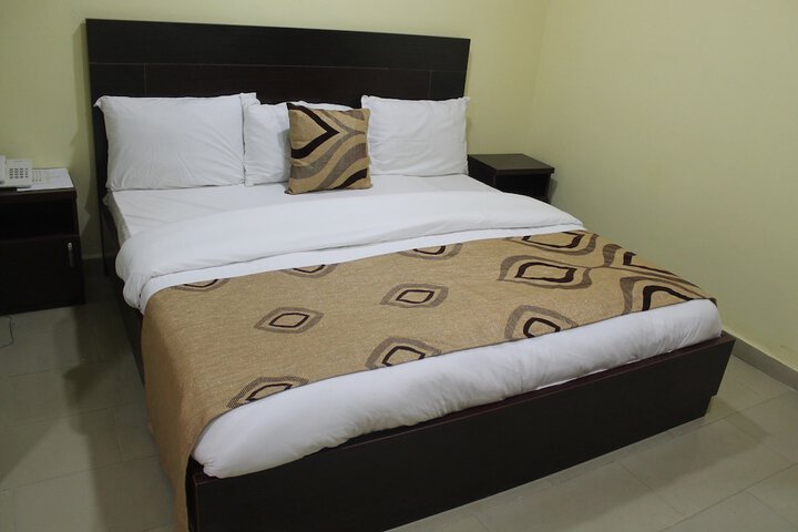 Room 6 of 25