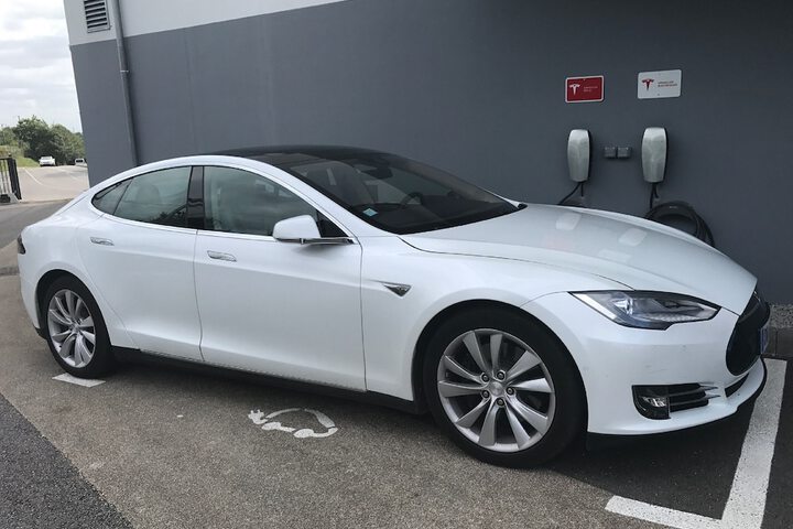 Electric vehicle charging station