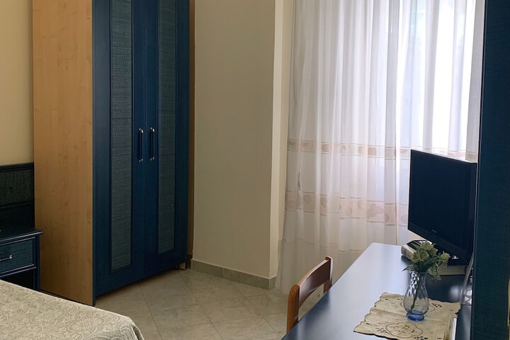 Room 12 of 34