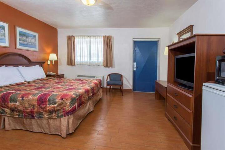 1 Queen Bed (5 of 11)