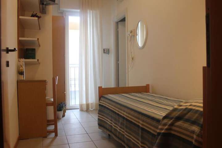 Room 8 of 33