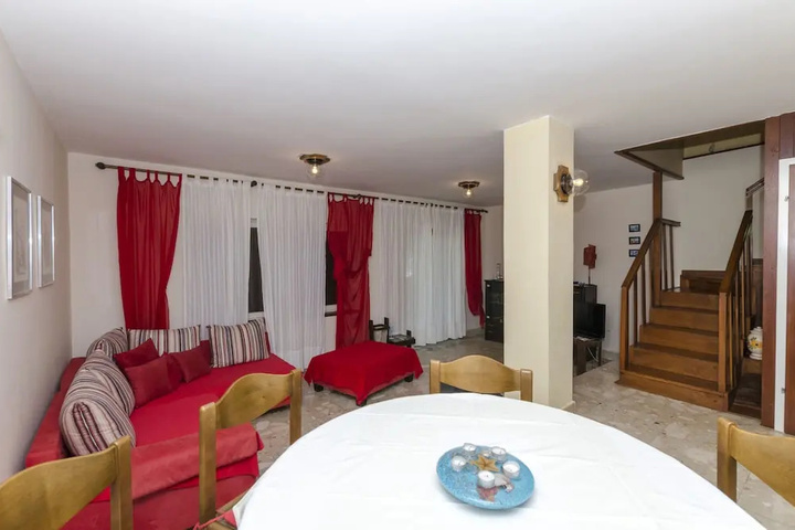 Room 4 of 16