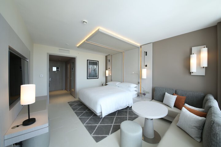 Room 8 of 102