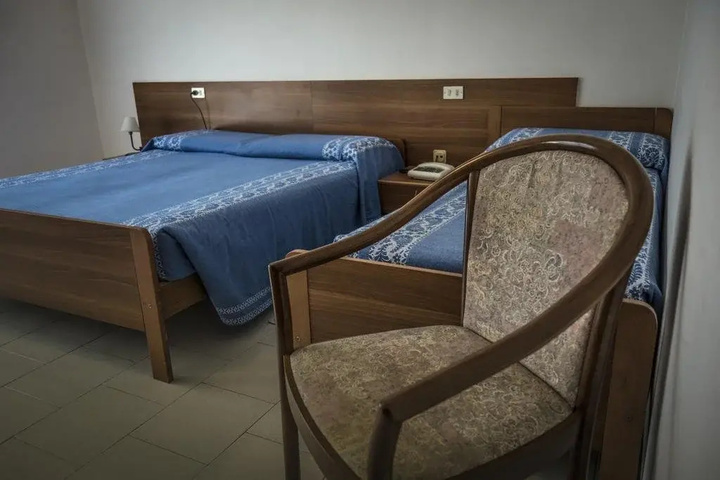 Room 8 of 16