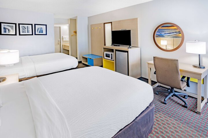 2 Queen Beds Mobility Accessible (1 of 11)
