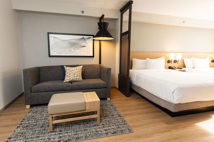 2 Queen Beds Sofa High Floor (12 of 12)