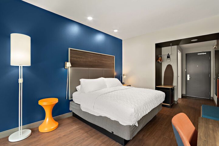 1 King Bed (2 of 13)