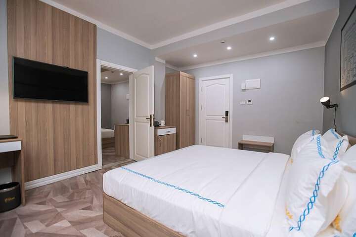 Room 4 of 33