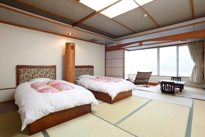Room 6 of 25