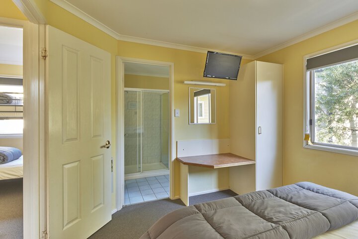 Room 8 of 102