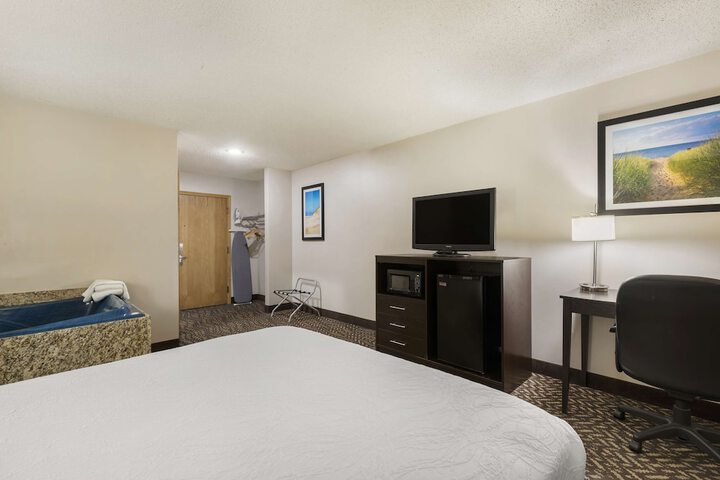 2 Queen Beds Sofa Bed Lake Side Microwave and Refrigerator WiFi Full Breakfast (8 of 12)