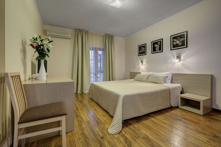 Room 4 of 79