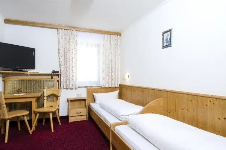 Room 4 of 16