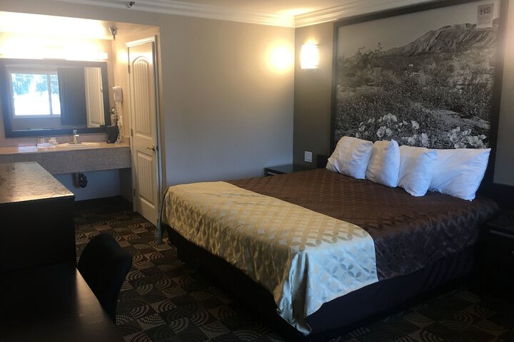 Deluxe King Bed Jetted Tub (15 of 16)