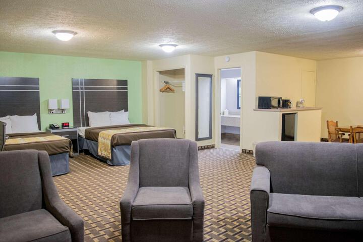 2 Queen Beds High Speed Internet Accessible Microwave and Refrigerator, Coffee Maker, Hairdryer Continental Breakfast (6 of 13)