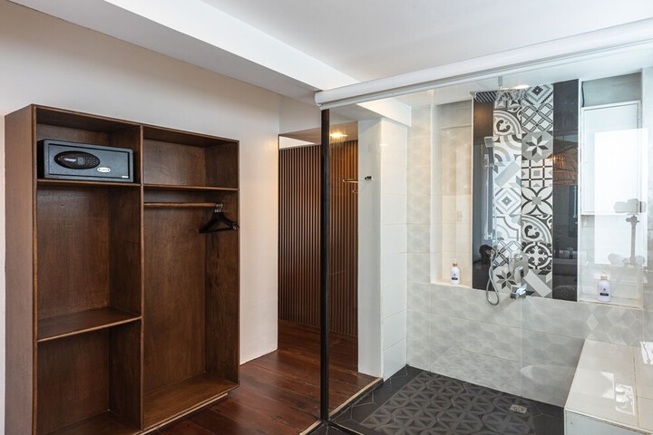 Room 93 of 169