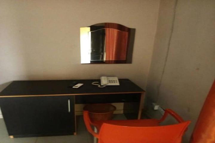 Room 4 of 16