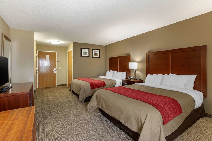 2 Queen Beds (7 of 10)