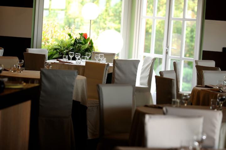 Dining 36 of 52