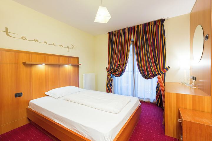 Room 28 of 79