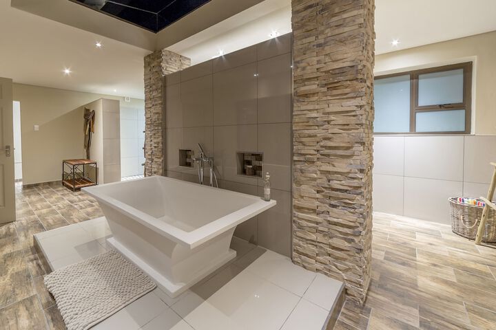 Deep soaking bathtub