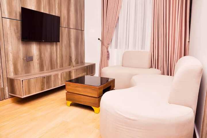 Room 9 of 12