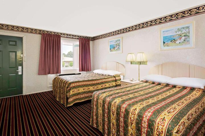 1 Queen Bed (5 of 11)