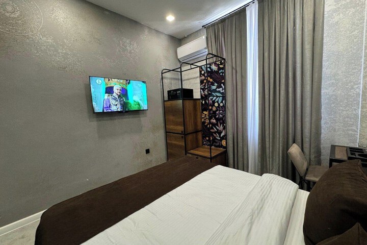 Room 3 of 32