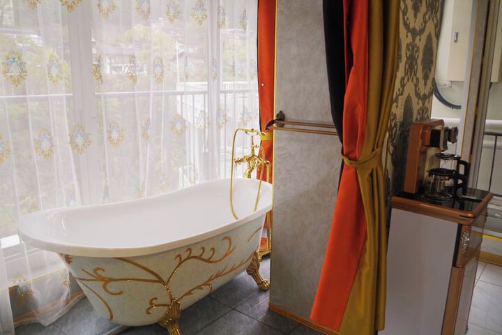 Room 43 of 185