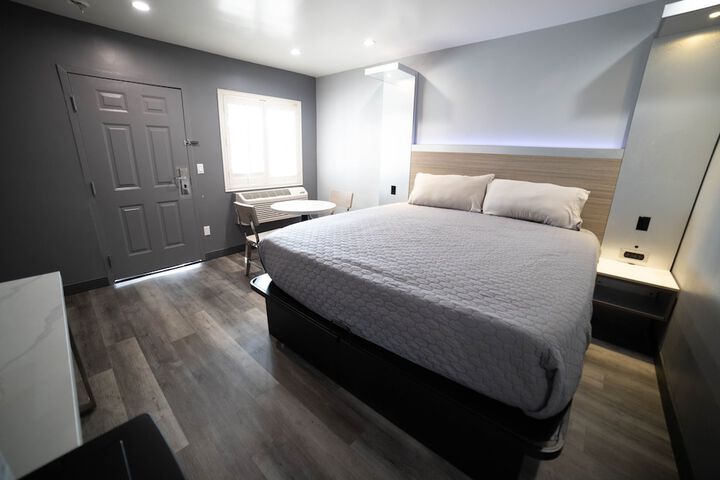 1 King Bed (16 of 23)